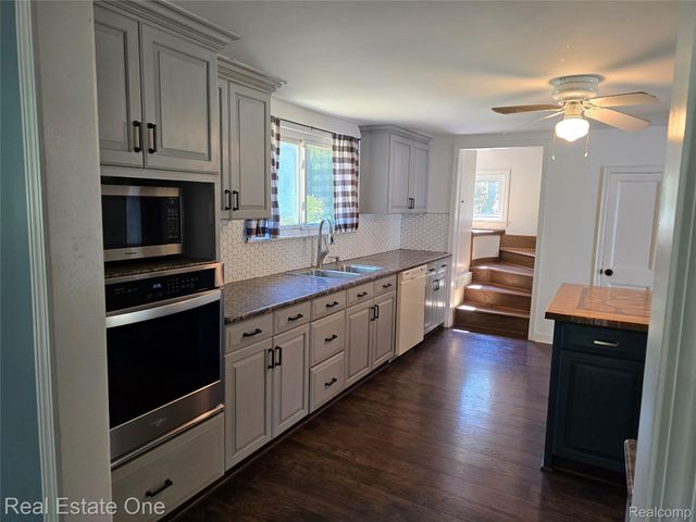 249 W Buell Road E, Oakland Charter Township, MI 48363