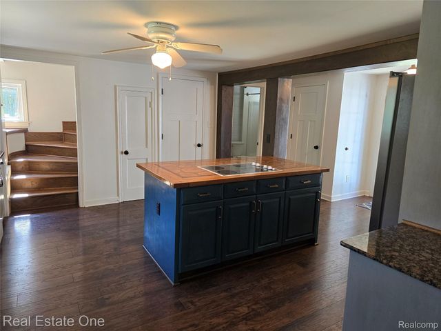 249 W Buell Road E, Oakland Charter Township, MI 48363