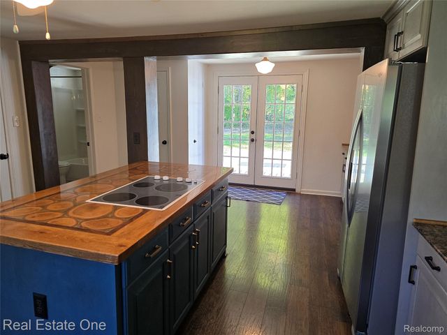 249 W Buell Road E, Oakland Charter Township, MI 48363