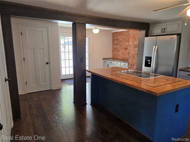249 W Buell Road E, Oakland Charter Township, MI 48363
