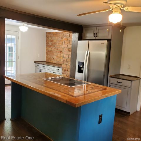 249 W Buell Road E, Oakland Charter Township, MI 48363