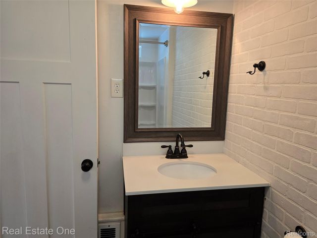249 W Buell Road E, Oakland Charter Township, MI 48363