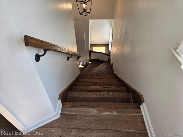 249 W Buell Road E, Oakland Charter Township, MI 48363