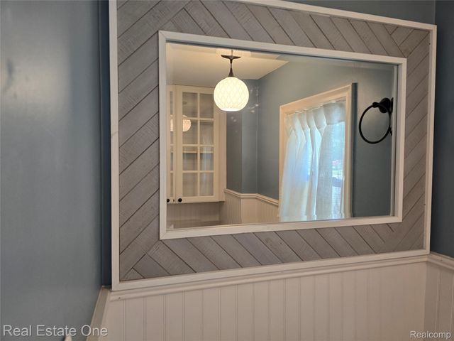 249 W Buell Road E, Oakland Charter Township, MI 48363