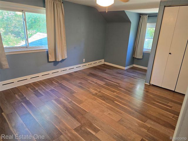 249 W Buell Road E, Oakland Charter Township, MI 48363
