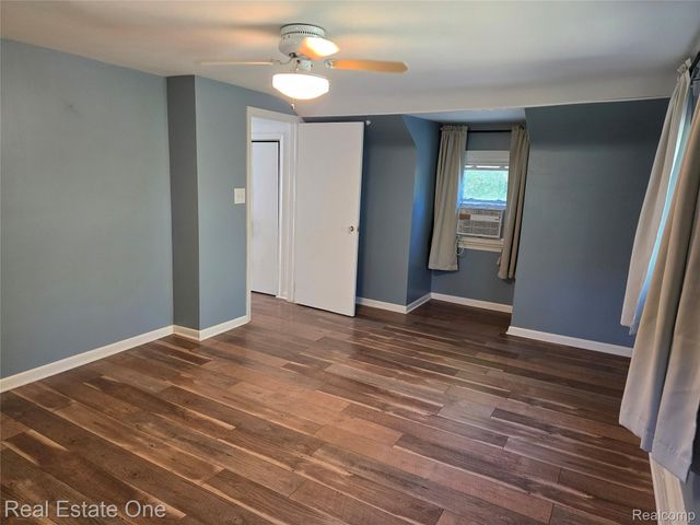 249 W Buell Road E, Oakland Charter Township, MI 48363