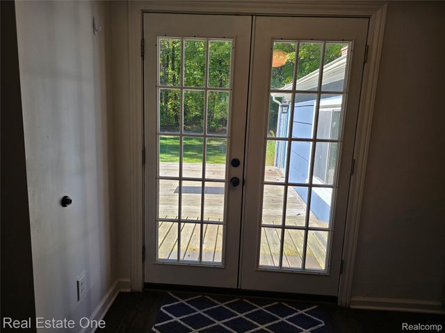 249 W Buell Road E, Oakland Charter Township, MI 48363