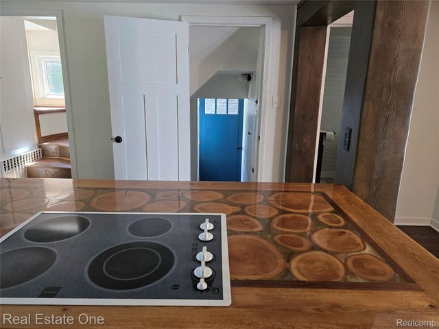 249 W Buell Road E, Oakland Charter Township, MI 48363