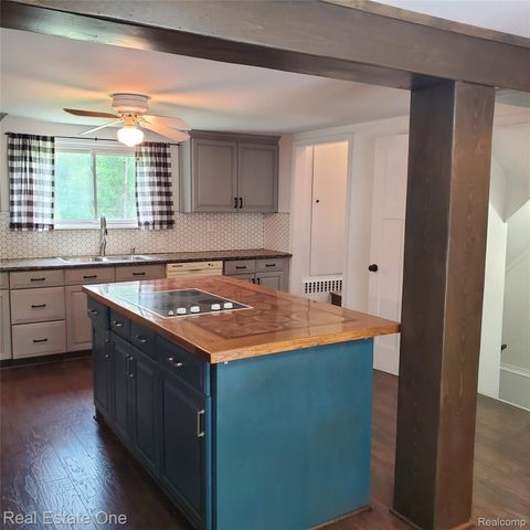 249 W Buell Road E, Oakland Charter Township, MI 48363