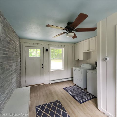 249 W Buell Road E, Oakland Charter Township, MI 48363