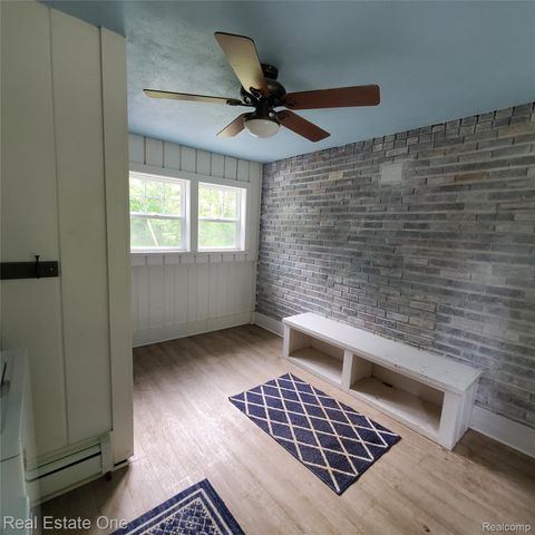 249 W Buell Road E, Oakland Charter Township, MI 48363
