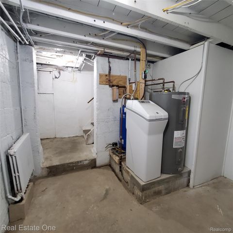 249 W Buell Road E, Oakland Charter Township, MI 48363