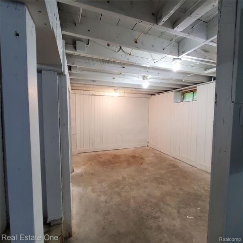 249 W Buell Road E, Oakland Charter Township, MI 48363