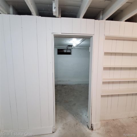 249 W Buell Road E, Oakland Charter Township, MI 48363