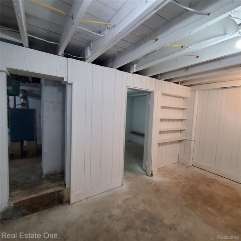 249 W Buell Road E, Oakland Charter Township, MI 48363