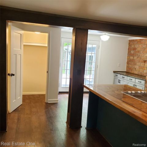 249 W Buell Road E, Oakland Charter Township, MI 48363