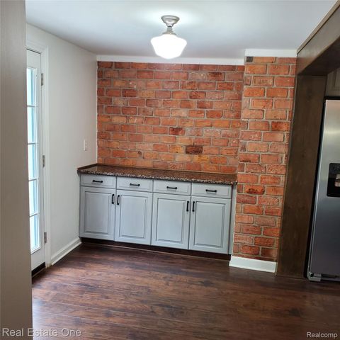 249 W Buell Road E, Oakland Charter Township, MI 48363