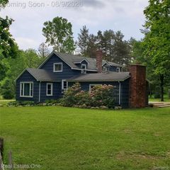 249 W Buell Road E, Oakland Charter Township, MI 48363