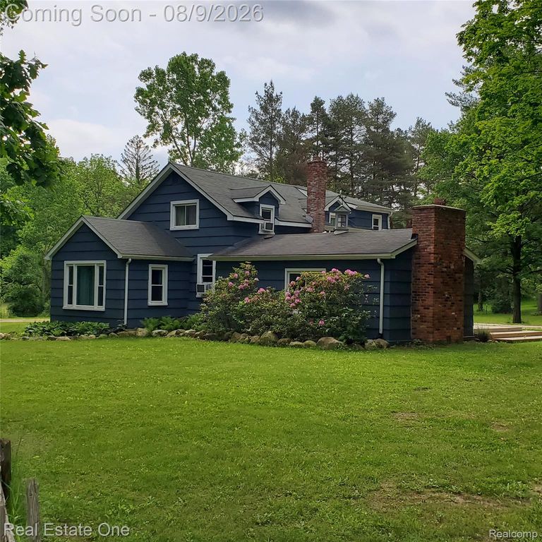 249 W Buell Road E, Oakland Charter Township, MI 48363