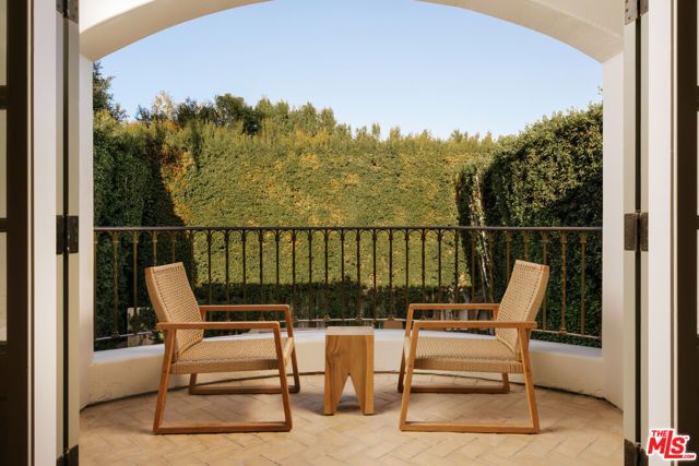 120 S Anita Avenue, Los Angeles, CA 90049