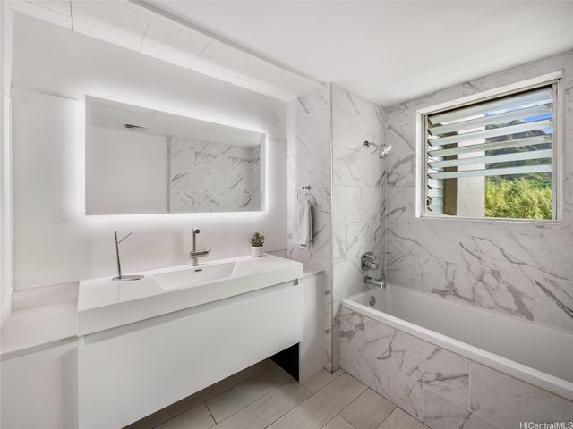 2969 Kalakaua Avenue 505, Honolulu, HI 96815