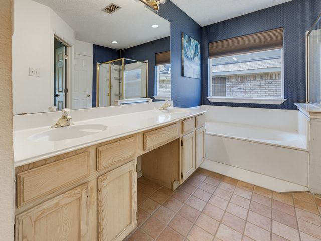 7512 Lake Arrowhead Drive, Fort Worth, TX 76137