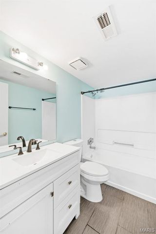 2560 Creve Coeur Mill Road 12, Maryland Heights, MO 63043