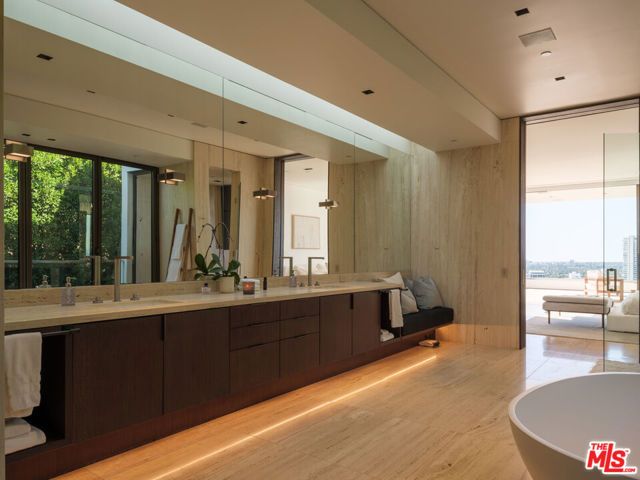 1305 Collingwood Place, Los Angeles, CA 90069