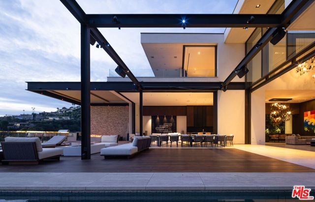 1305 Collingwood Place, Los Angeles, CA 90069