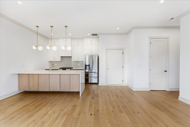 6414 N Francisco Avenue 101, Chicago, IL 60645