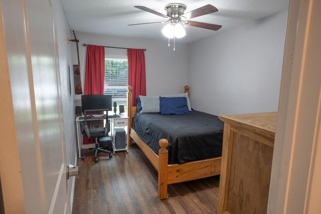 10 Wagon Lane Loop, Angleton, TX 77515