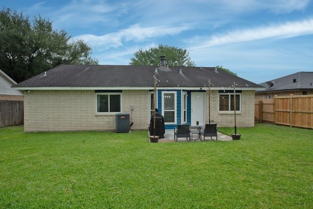 10 Wagon Lane Loop, Angleton, TX 77515
