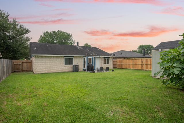 10 Wagon Lane Loop, Angleton, TX 77515