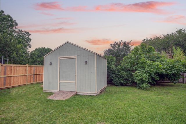 10 Wagon Lane Loop, Angleton, TX 77515