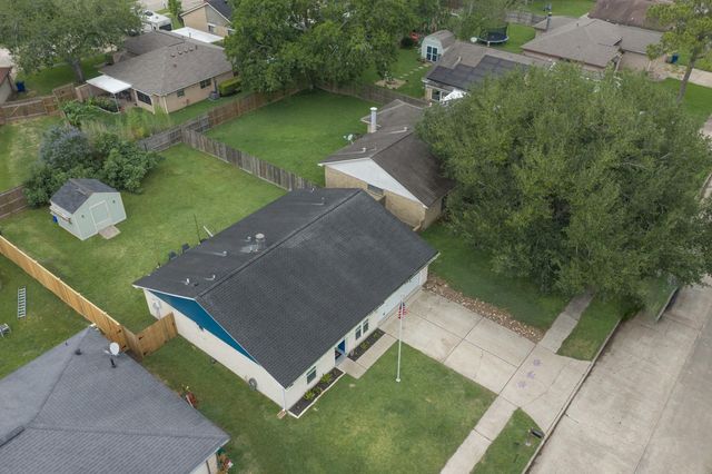10 Wagon Lane Loop, Angleton, TX 77515