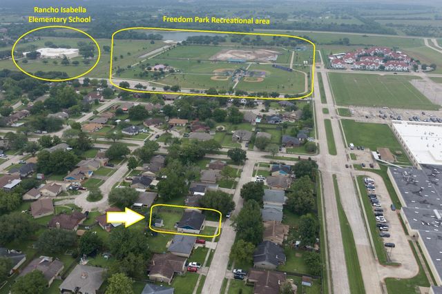 10 Wagon Lane Loop, Angleton, TX 77515