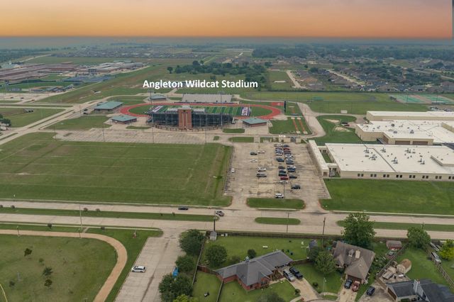 10 Wagon Lane Loop, Angleton, TX 77515