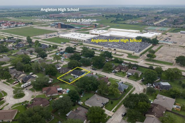10 Wagon Lane Loop, Angleton, TX 77515