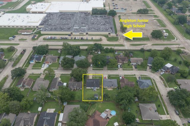 10 Wagon Lane Loop, Angleton, TX 77515