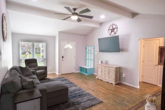 10 Wagon Lane Loop, Angleton, TX 77515