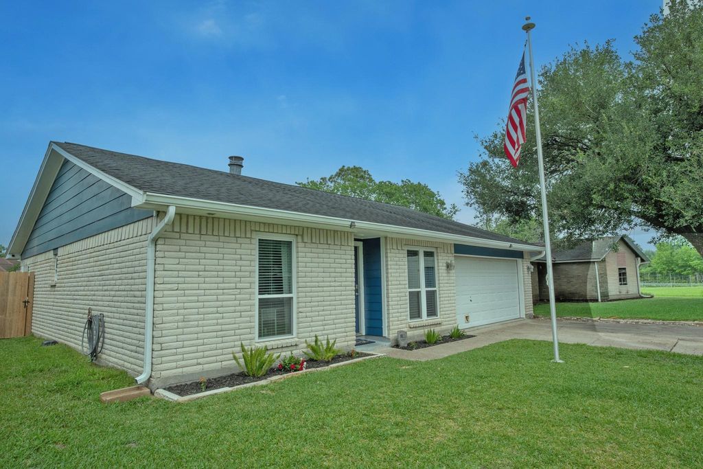10 Wagon Lane Loop, Angleton, TX 77515