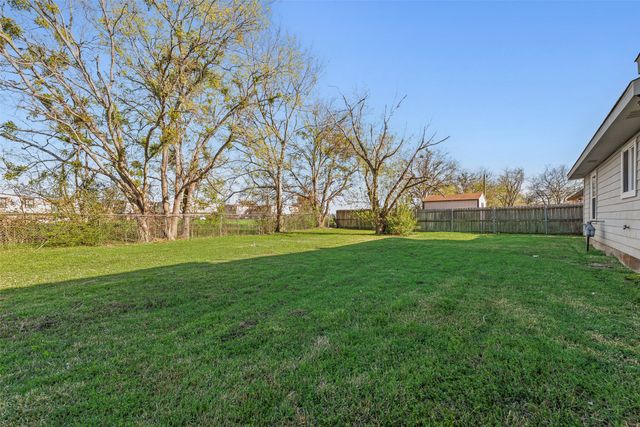 1303 S Medora Street, Terrell, TX 75160