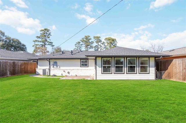 2011 De Milo Drive, Houston, TX 77018