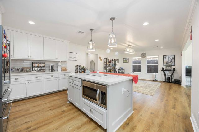 2011 De Milo Drive, Houston, TX 77018