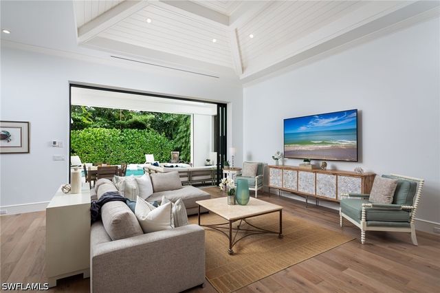 1064 13th ST N, Naples, FL 34102