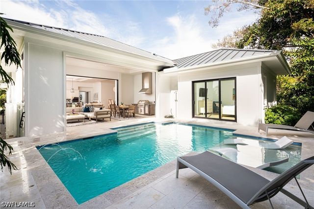 1064 13th ST N, Naples, FL 34102