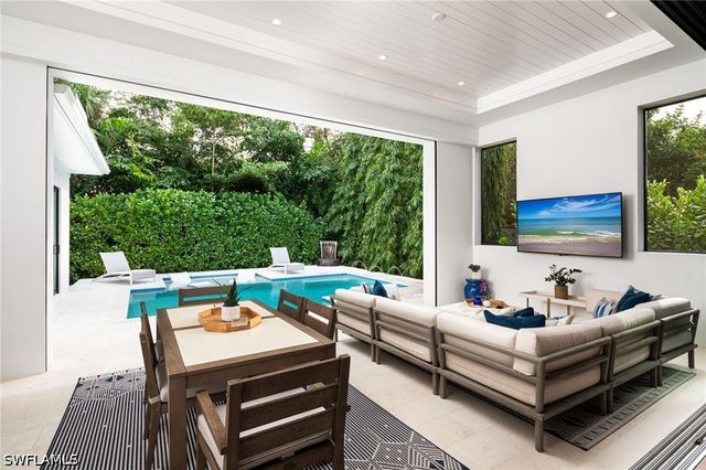 1064 13th ST N, Naples, FL 34102