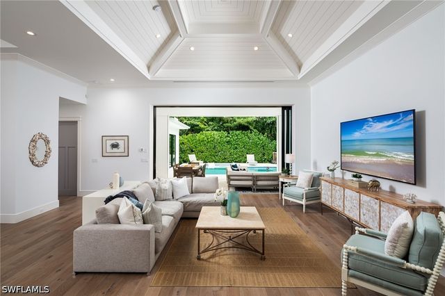 1064 13th ST N, Naples, FL 34102