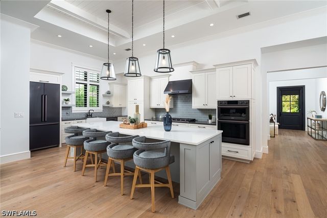 1064 13th ST N, Naples, FL 34102