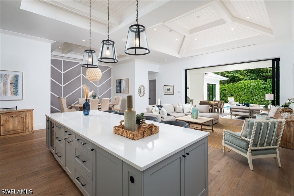 1064 13th ST N, Naples, FL 34102